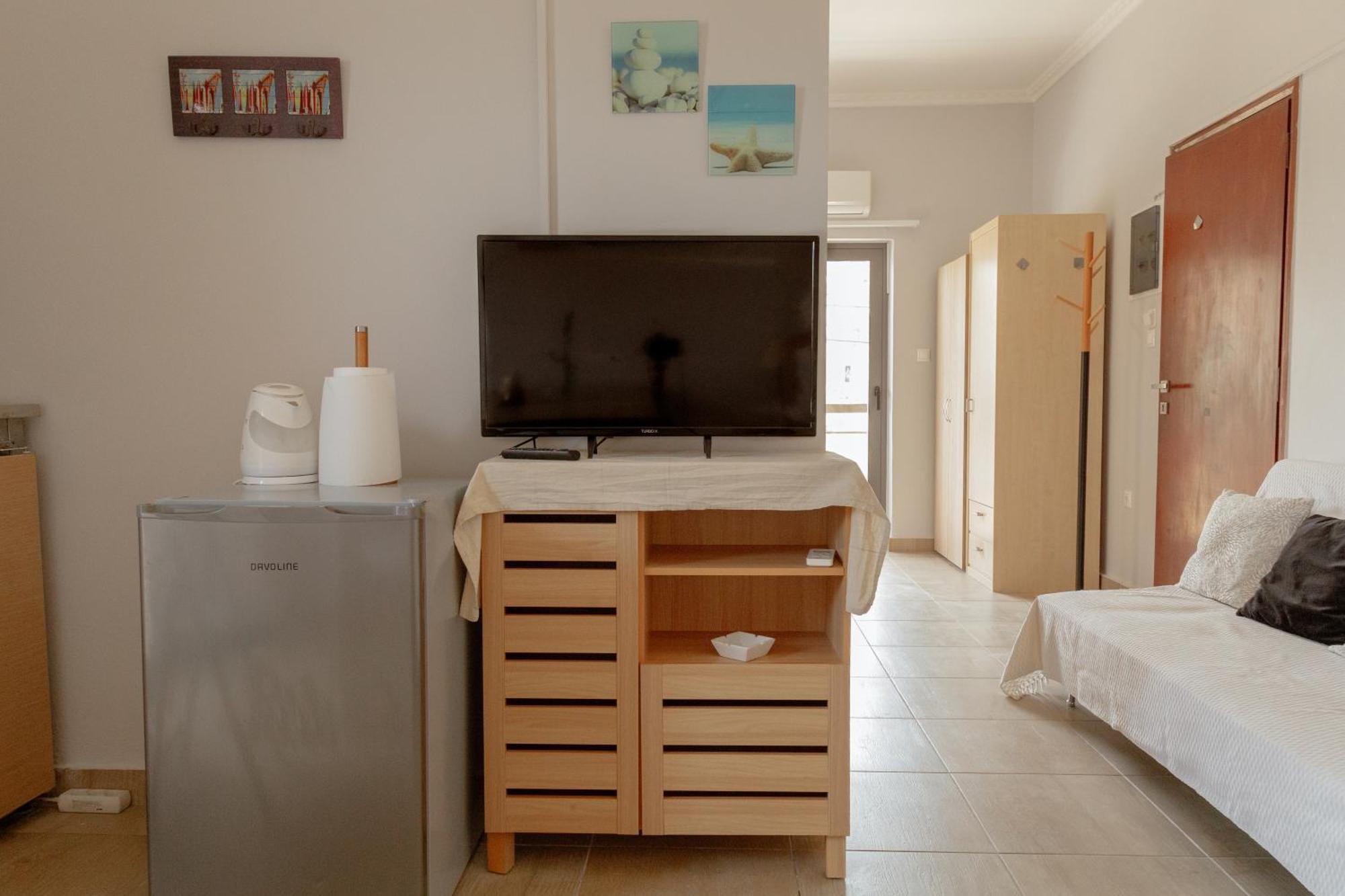 Nefeli Rooms Agia Marina  Exterior photo